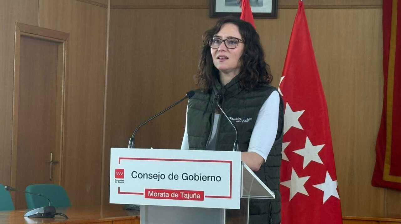 Ayuso acusa al Gobierno de intercambiar presos de ETA por apoyo electoral y cuestiona los beneficios en las prisiones.