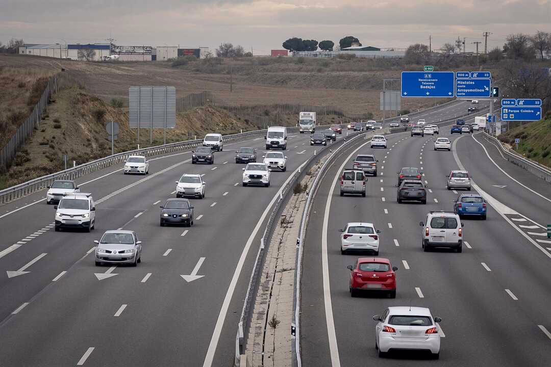 Retenciones de tráfico en Madrid debido al inicio de las vacaciones de Semana Santa.