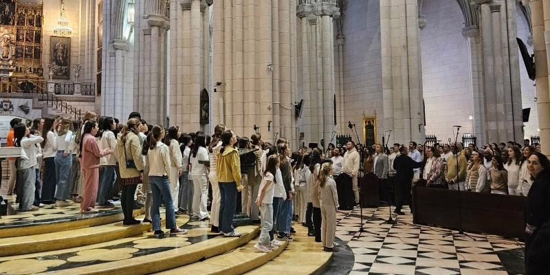 Archidiócesis de Madrid: Más de mil miembros de la Iglesia en Madrid se reúnen en la Almudena para ensayar el himno de la visita papal.