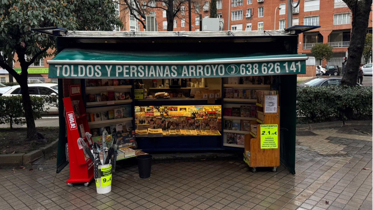 El quiosco que transforma la vida de personas en situación de exclusión social desde una acera de Arganzuela.