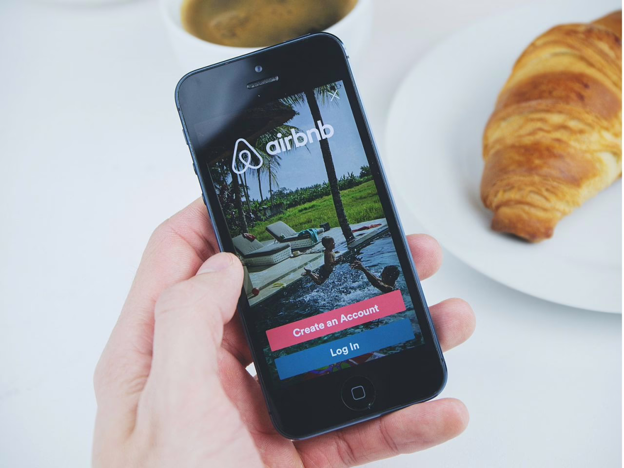 Airbnb impugna su cuantiosa multa en medio de la controversia sobre los pisos turísticos en Madrid.