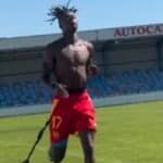 Nico Williams entrenando en el campo de la Peña Sport de Tafalla durante su recuperación de la pubalgia junto al especialista Jurdan Mendigutxia
