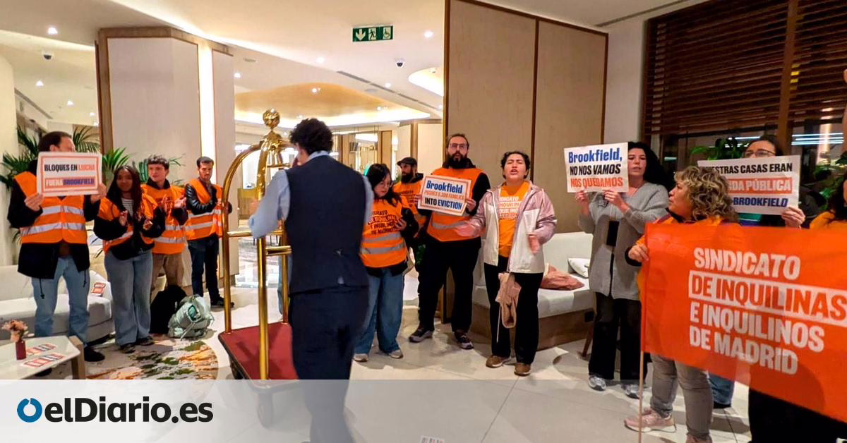 Inquilinos enojados 'ocupan' el Hotel Marriott de Plaza España para manifestarse contra la llegada de otro fondo buitre.
