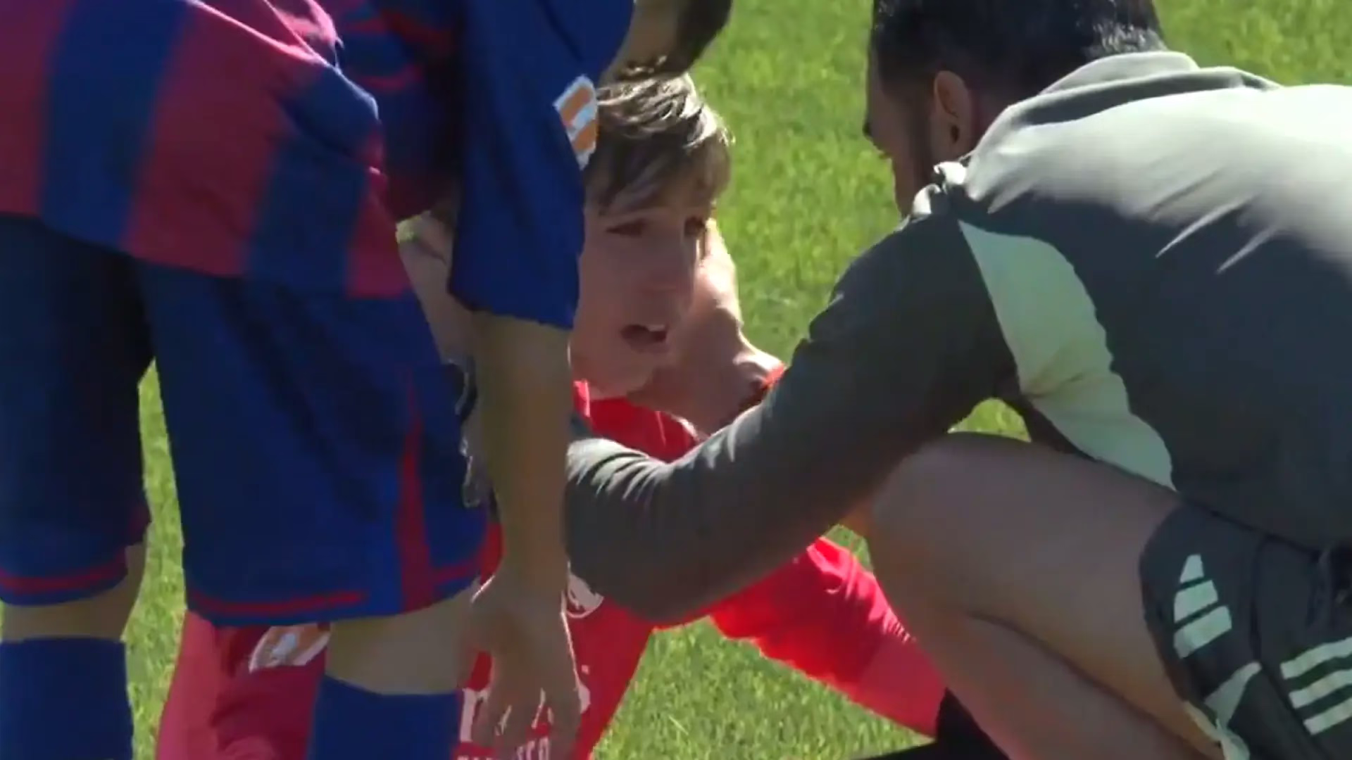 El acto de los futbolistas del Barça hacia Martín Casillas, hijo de Iker y Sara Carbonero, luego de su derrota en el Clásico de LaLiga Futures.