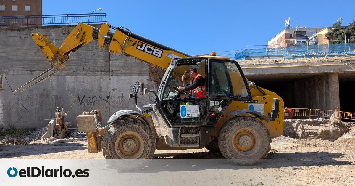 Competencia entre Almeida y Sánchez en la A-5 con cascos de seguridad puestos.