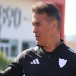 Luis García Plaza, nuevo entrenador del Sevilla FC, trabaja en recuperar el gol del equipo andaluz adaptando su modelo ofensivo a las características de Isaac Romero y Akos Adams en 2026.