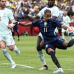 Raphinha, extremo del FC Barcelona, durante un partido antes de su posible lesión de isquiotibial en el amistoso entre Brasil y Francia