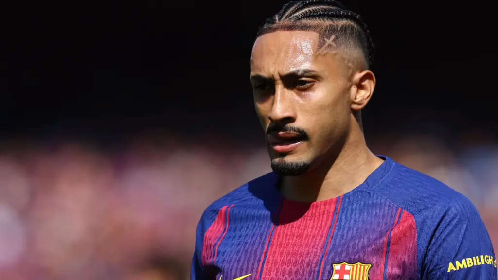 Barcelona anuncia la lesión de Raphinha, quien se perderá el duelo de Champions frente al Atlético de Madrid.