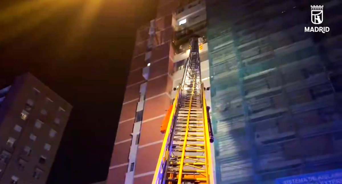 Ciudad Lineal: Un agente de policía se refugia en la terraza de una casa en Madrid con una mujer de 80 años para protegerla de un incendio | Noticias de Madrid