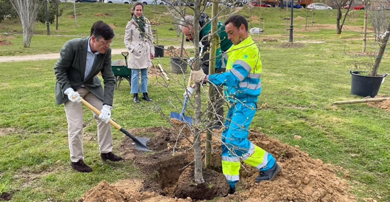 Estudiantes de Fuencarral-El Pardo conmemoran el Día del Árbol.