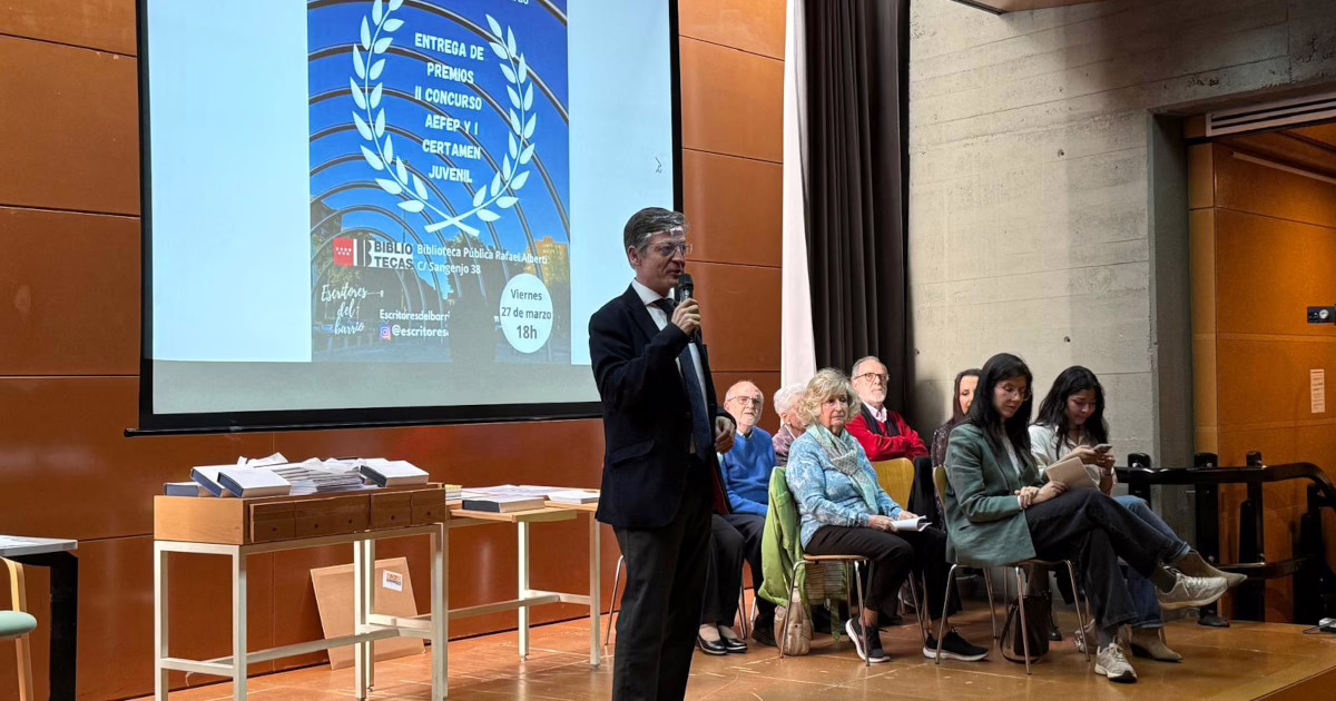 Martínez Páramo presenta la segunda edición de la Feria del Libro en el distrito.