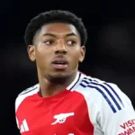 Myles Lewis-Skelly con la camiseta del Arsenal durante un partido de la Champions League 2025-26, lateral izquierdo inglés de 19 años que la afición del Atlético de Madrid pide como refuerzo para el verano