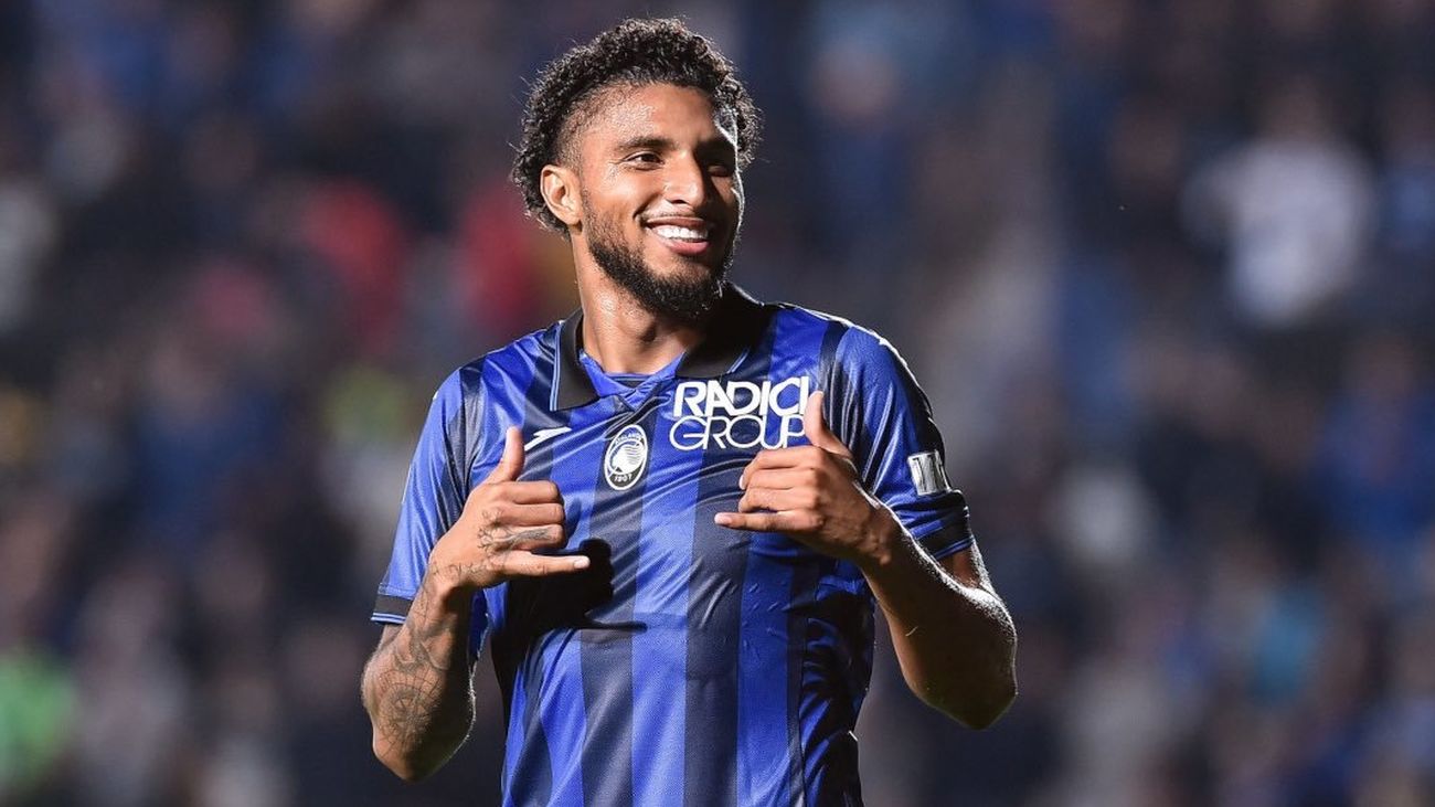 Éderson, mediocentro brasileño de la Atalanta, durante un partido de la Serie A en marzo de 2026, con el balón controlado y buscando un pase en profundidad.