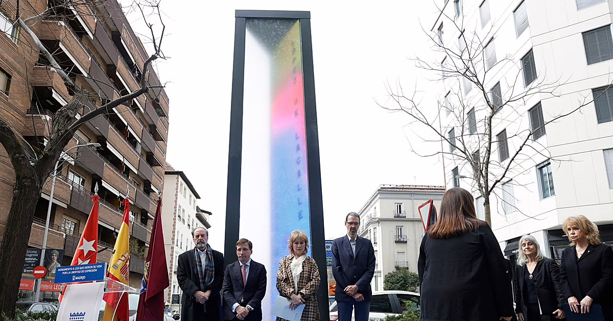 Madrid rinde tributo a los periodistas españoles que fallecieron luchando por la libertad de expresión.