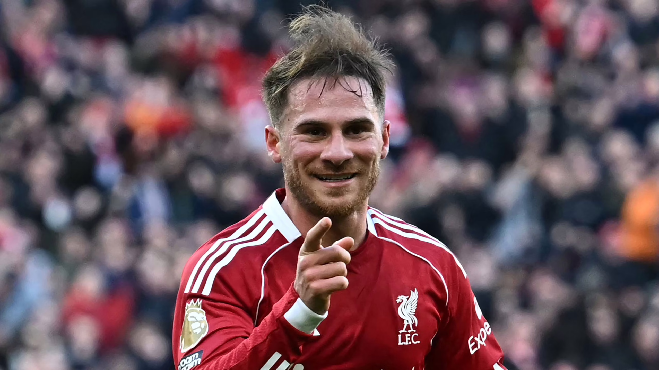 Alexis Mac Allister, jugador destacado del Liverpool, se fotografía con una camiseta de Zinedine Zidane mientras circulan rumores sobre su posible traspaso al Real Madrid.