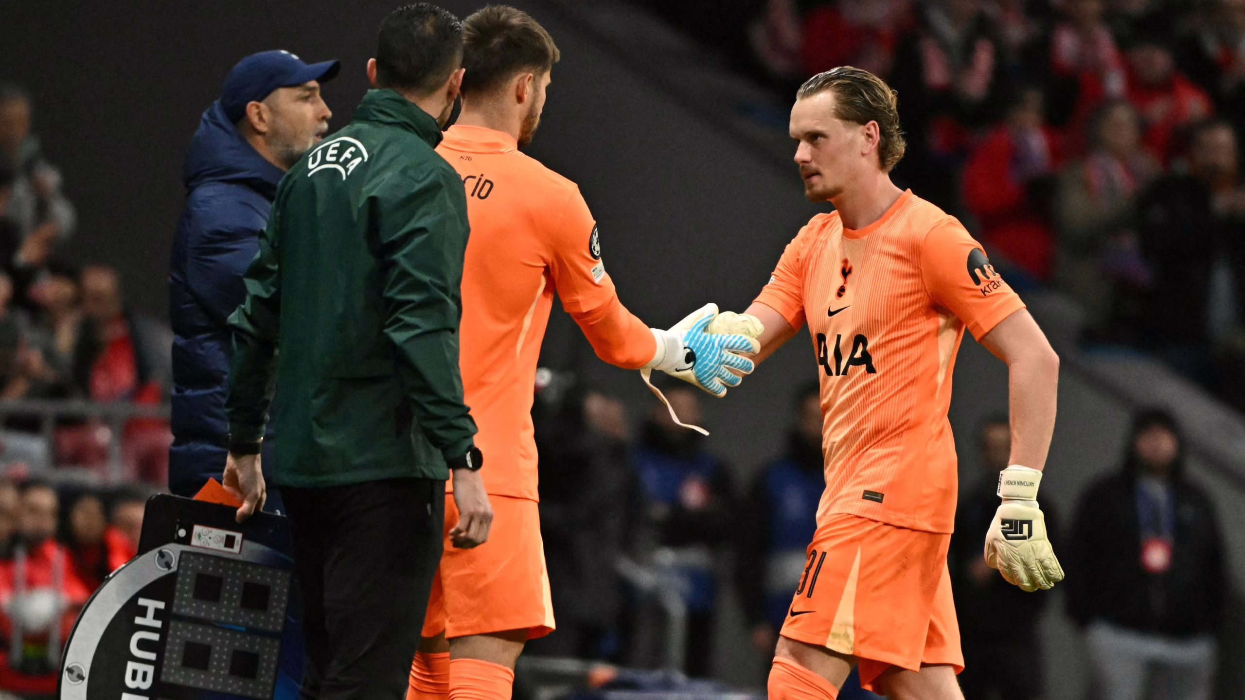 David de Gea expresa su apoyo a Antonin Kinsky tras la dura derrota del portero del Tottenham en la Liga de Campeones frente al Atlético de Madrid.