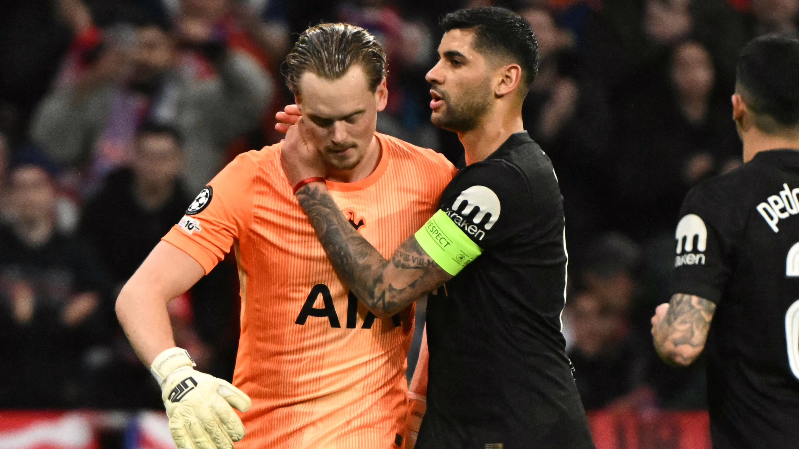 «¡Los errores fueron suyos, no del entrenador!» - Antonin Kinsky cuestionado por su reacción tras la sustitución anticipada en la derrota del Tottenham frente al Atlético de Madrid.