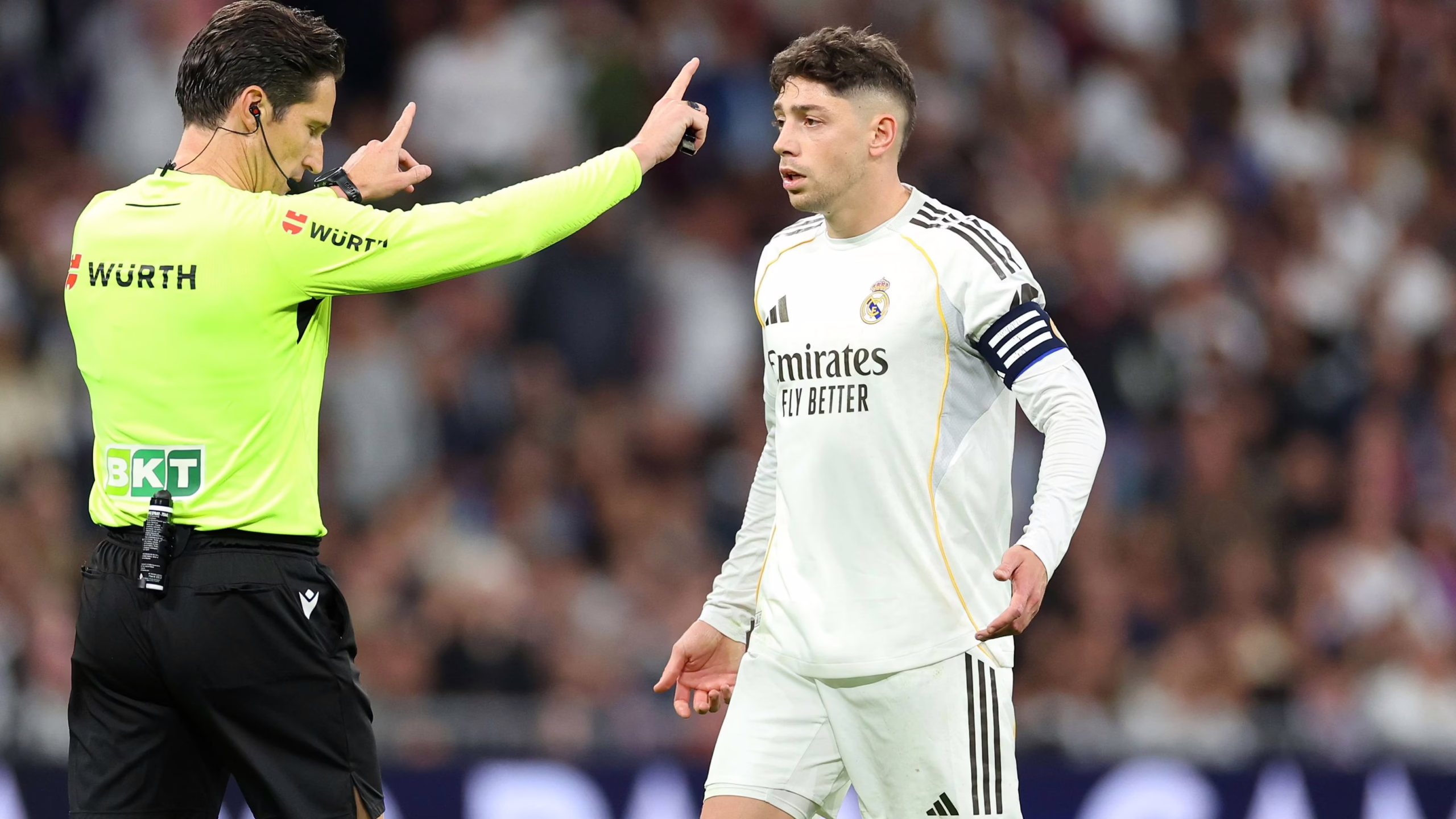 «Una vergüenza»: el Real Madrid critica nuevamente a los árbitros de La Liga tras la expulsión de Federico Valverde en el partido contra el Atlético.