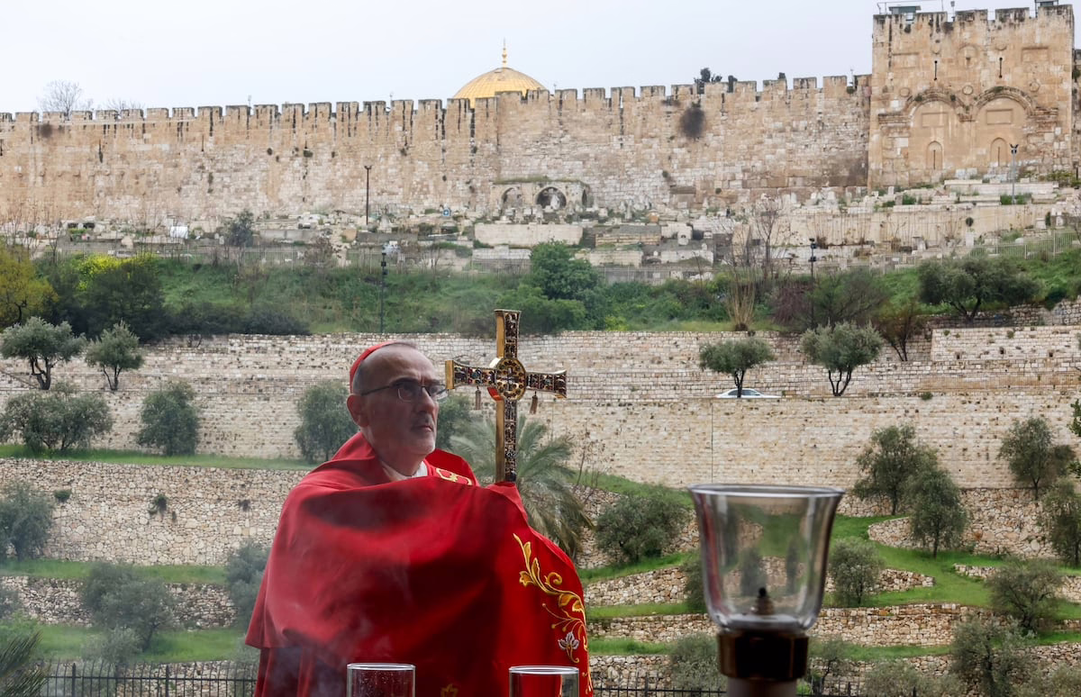 Israel bloquea el acceso al Santo Sepulcro de Jerusalén para la máxima autoridad católica de Tierra Santa | Internacional