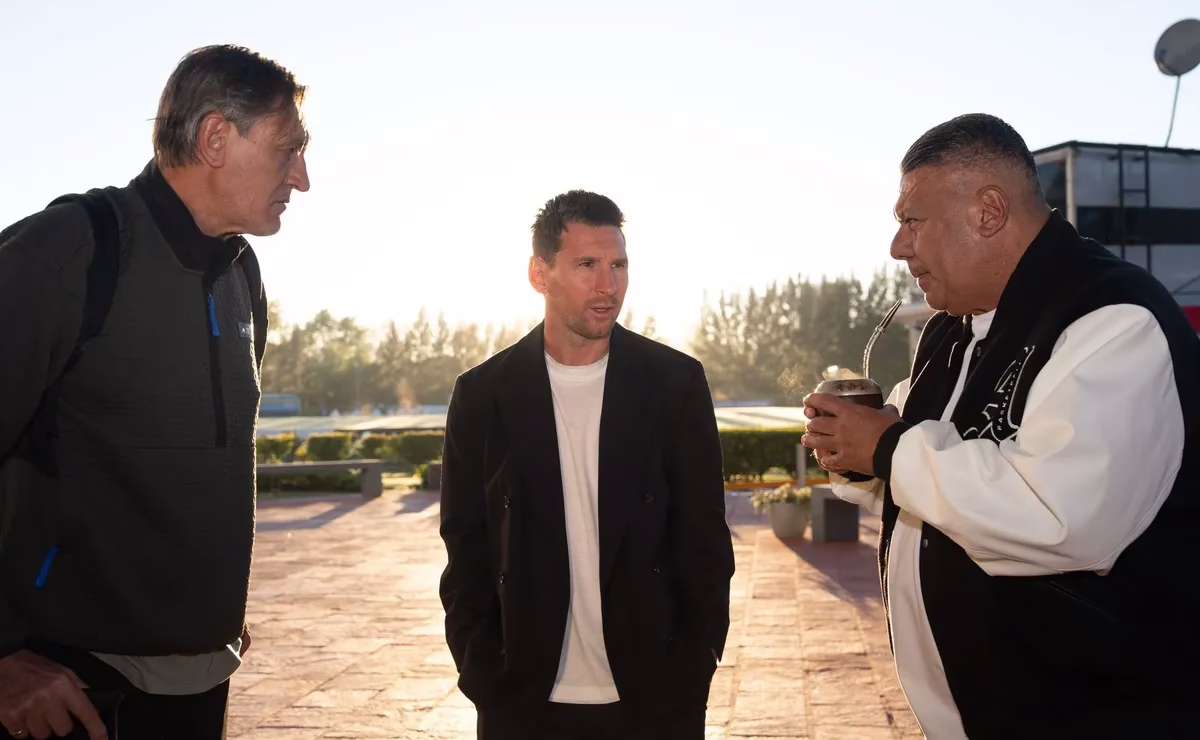 Las primeras declaraciones de Messi al unirse a la Selección Argentina y su reunión con Chiqui Tapia: "De nuevo juntos"
