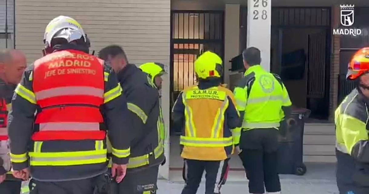 Fallece un hombre por inhalación de humo después de ser salvado de un incendio en su casa en Usera.