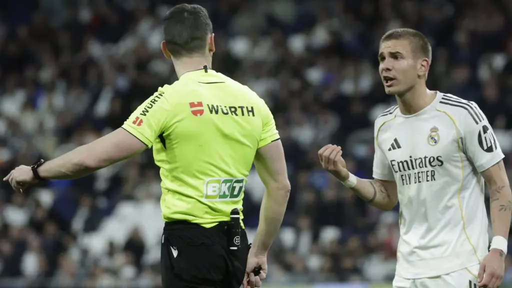 La RFEF impone una suspensión de dos partidos a Mastantuono por su comportamiento indebido hacia el árbitro.