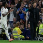 Diego Simeone en el banquillo del Atlético de Madrid durante el derbi ante el Real Madrid en el Bernabéu, partido en el que protestó ante el cuarto árbitro por un gesto de Vinicius al salir del campo
