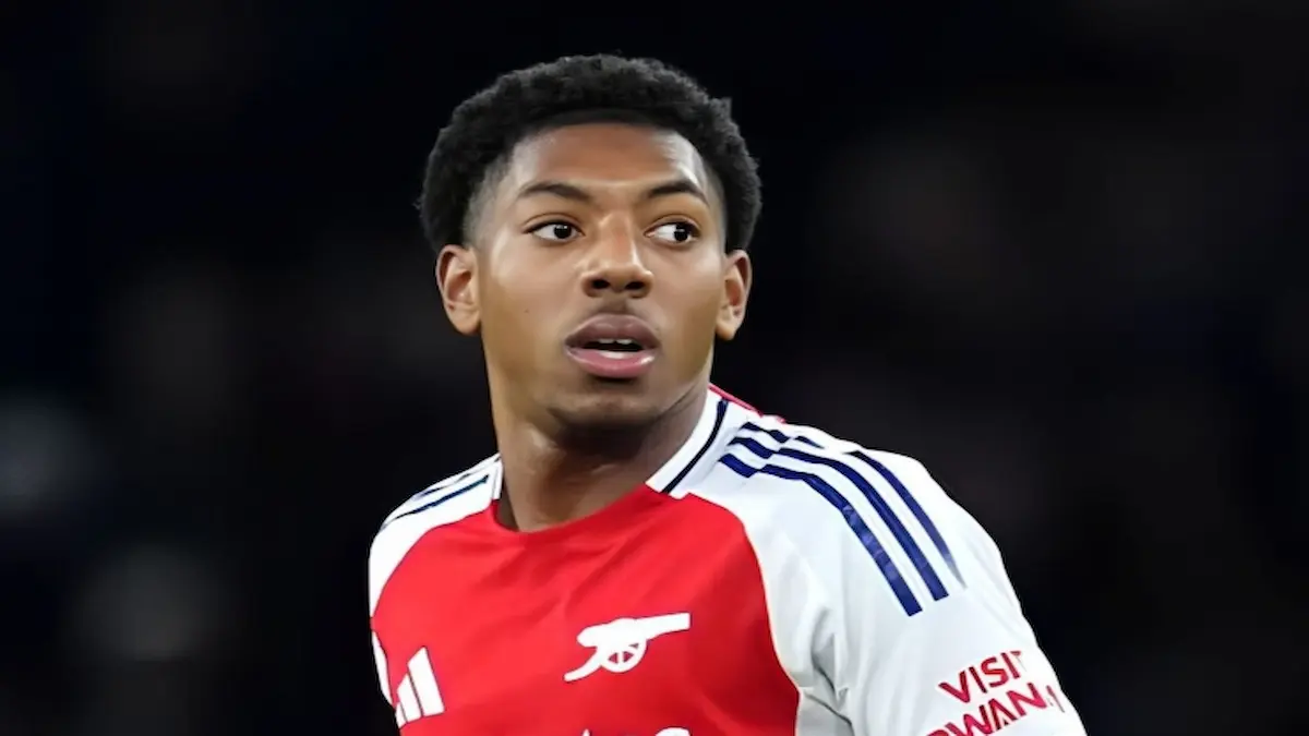 Myles Lewis-Skelly luciendo la camiseta del Arsenal en un partido de la Champions League 2025-26, lateral izquierdo inglés de 19 años que los seguidores del Atlético de Madrid sugieren como refuerzo para el próximo verano