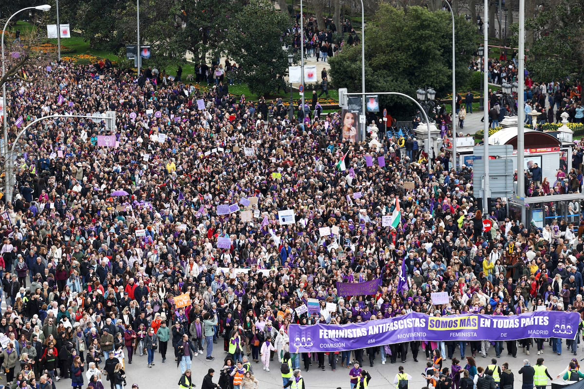 8 de marzo: Manifestaciones por el Día de la Mujer 2026 en vivo | Un grupo radical intenta interrumpir una marcha en Madrid | 8M: Celebración del Día de la Mujer