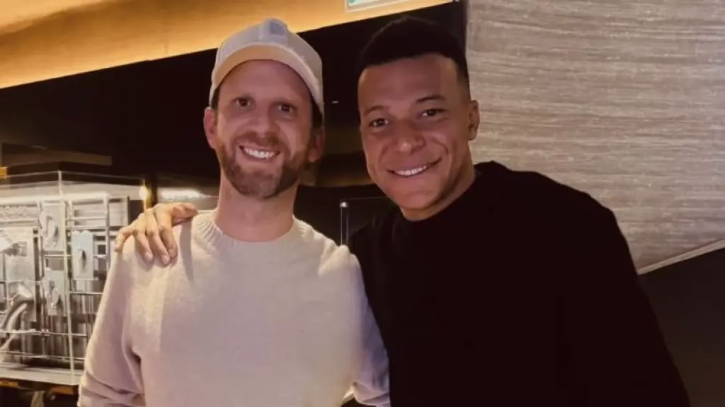 Mbappé explora una prestigiosa joyería en París mientras se recupera, sin la presencia de Tiffany ni Swarovski.