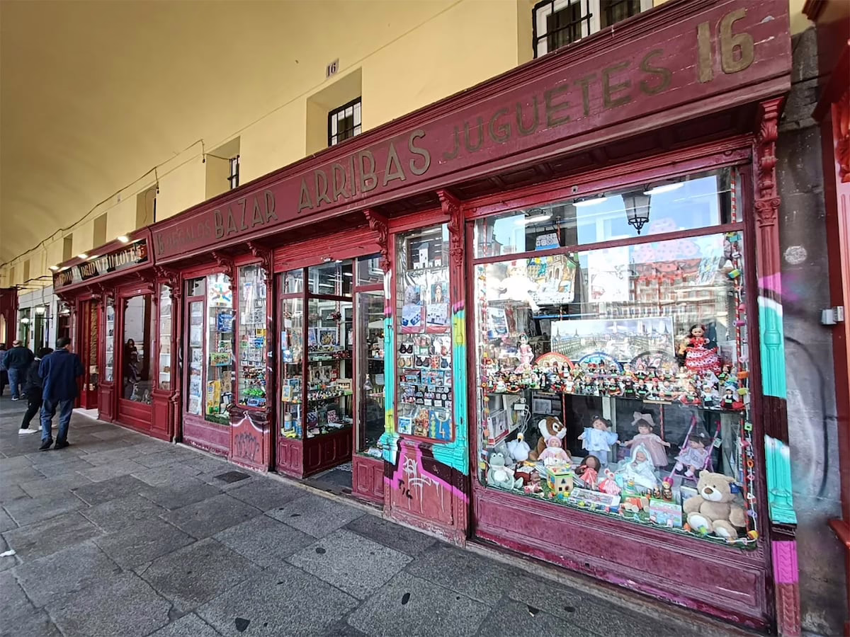Cierra Bazar Arribas, la tienda de juguetes de la Plaza Mayor de Madrid que acompañó la infancia de generaciones durante 107 años | Noticias de Madrid