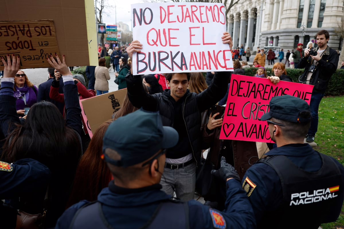 Detención de diez neonazis por alteraciones durante la manifestación del 8-M en Madrid | Sociedad