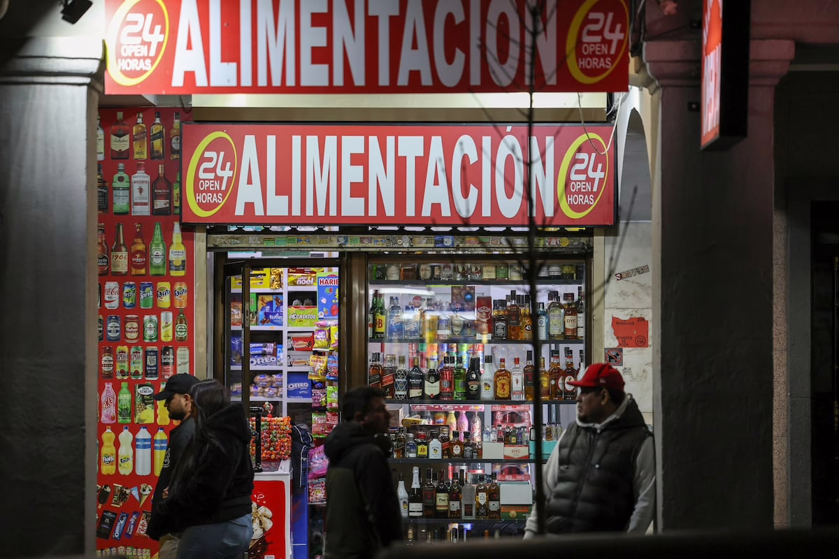 Vallecas se convierte en un terreno fértil para las licorerías nocturnas | Noticias de Madrid