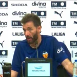 Carlos Corberán durante la rueda de prensa previa al partido del Valencia CF contra el Alavés en Mestalla, donde anunció la llegada de Renzo y confirmó la baja de Beltrán por el tendón rotuliano