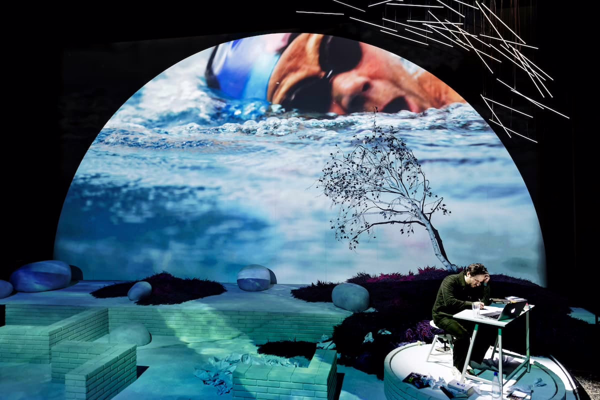 Falk Richter estrena "El Silencio" en el Teatro Valle-Inclán: explorando la memoria, el trauma y la autoficción.
