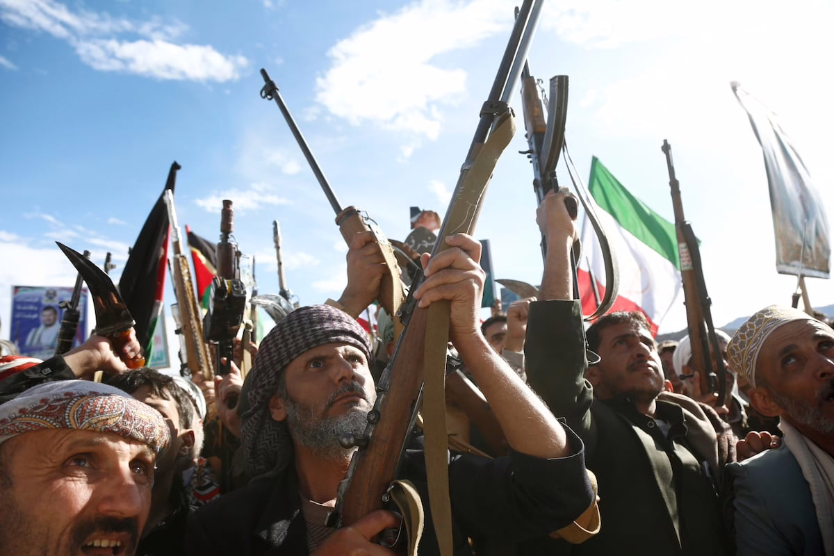 Los hutíes de Yemen se unen al conflicto en Oriente Próximo y advierten sobre un posible bloqueo del mar Rojo | Internacional.