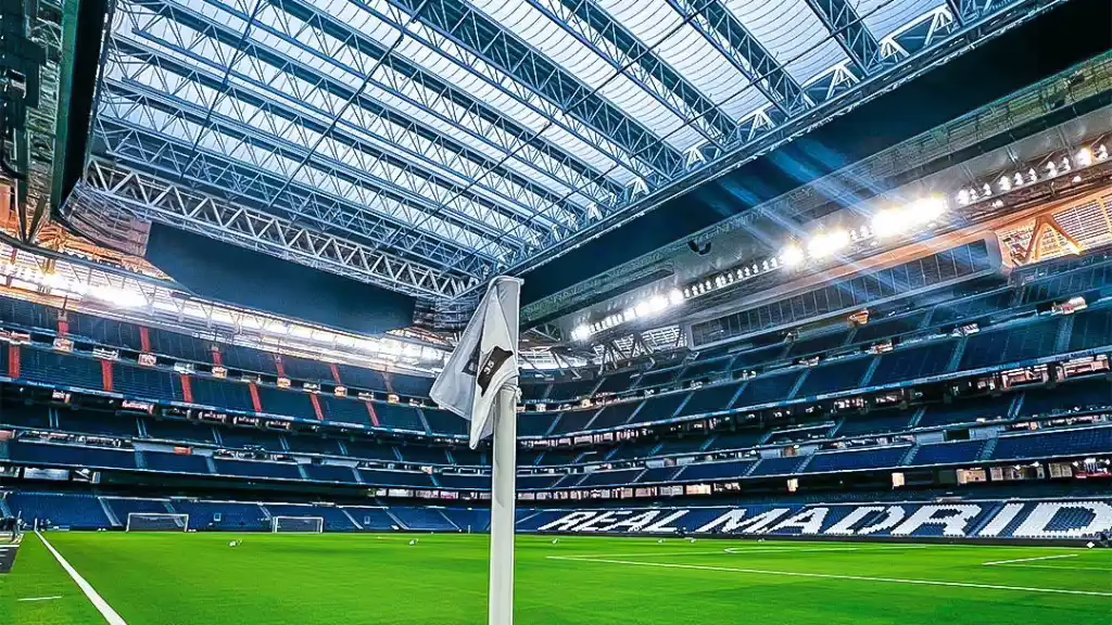 UEFA multa al Real Madrid con 15.000€ por actos racistas y discriminatorios, con riesgo de cierre parcial del estadio.