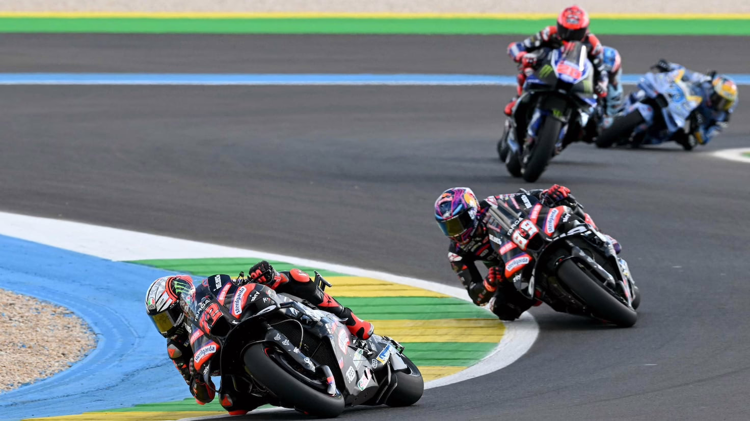 Bezzecchi y Martín logran el podio para Aprilia, mientras Márquez finaliza en cuarto lugar.