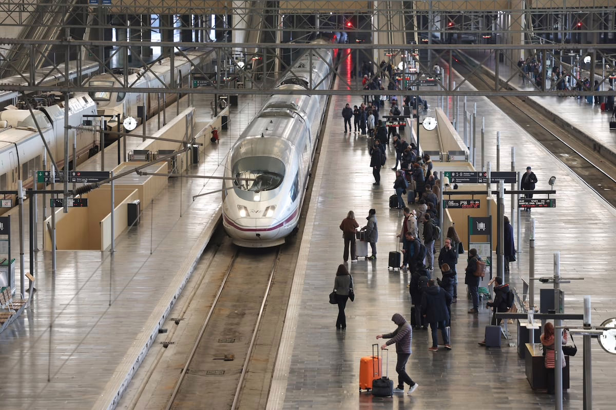 La alta velocidad experimenta una caída en el número de viajeros entre Madrid y Barcelona por primera vez, sin los Avlo y con un precio medio de billete de 85 euros | Economía