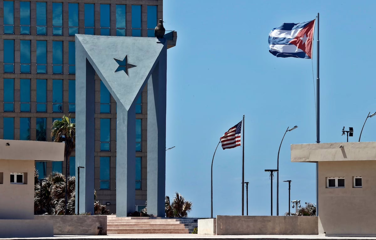 Estados Unidos alivia el embargo sobre Cuba y permite la entrada de un buque cisterna ruso.