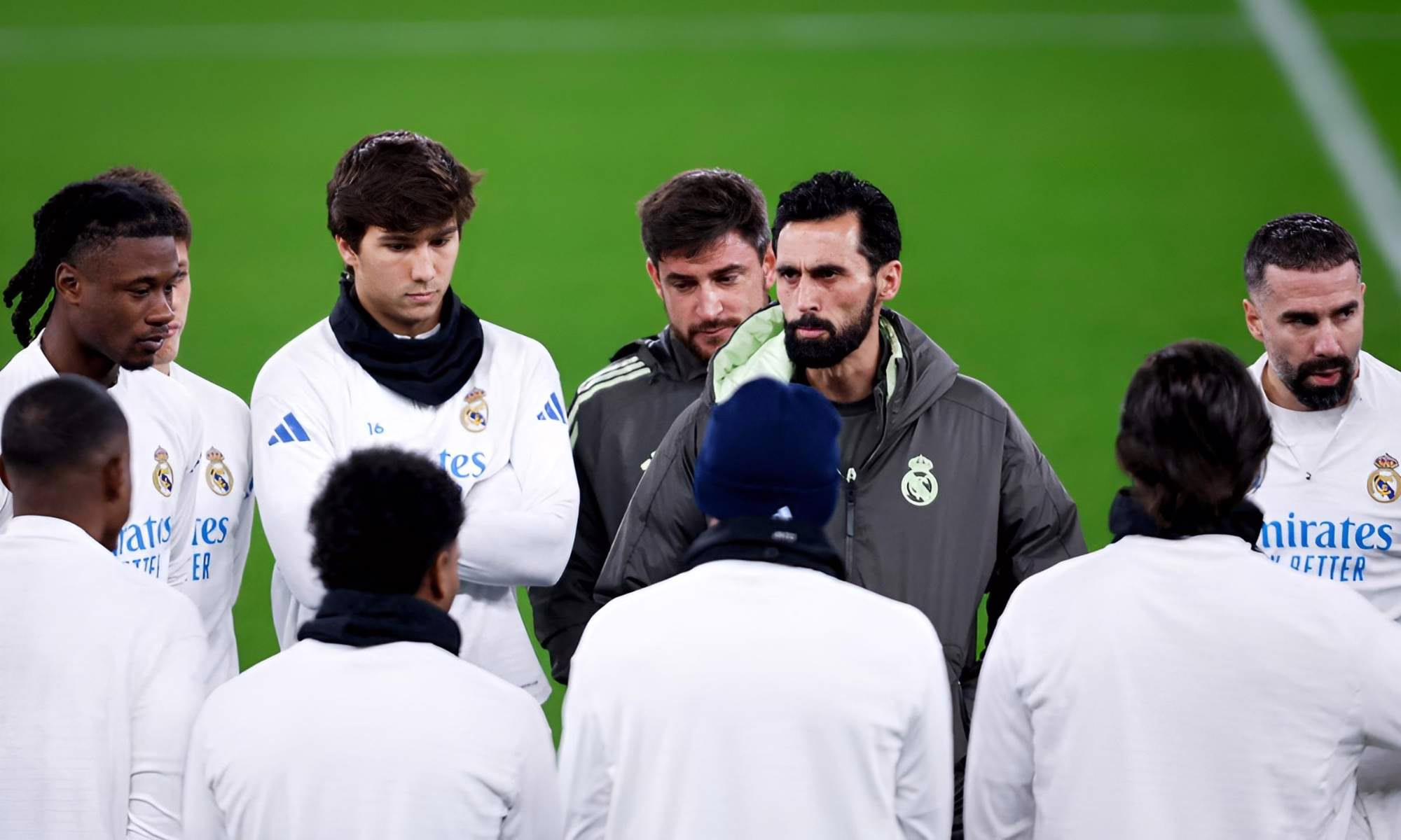 Arbeloa ha decidido quién reemplazará a Carreras en el partido contra el Manchester City luego de reunirse con Fran García, Mendy y Camavinga.