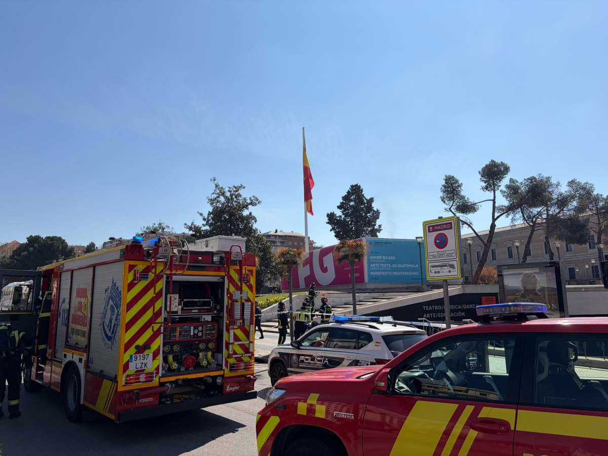 Desalojo de la Plaza de Colón en Madrid debido a un incendio en sus instalaciones subterráneas.