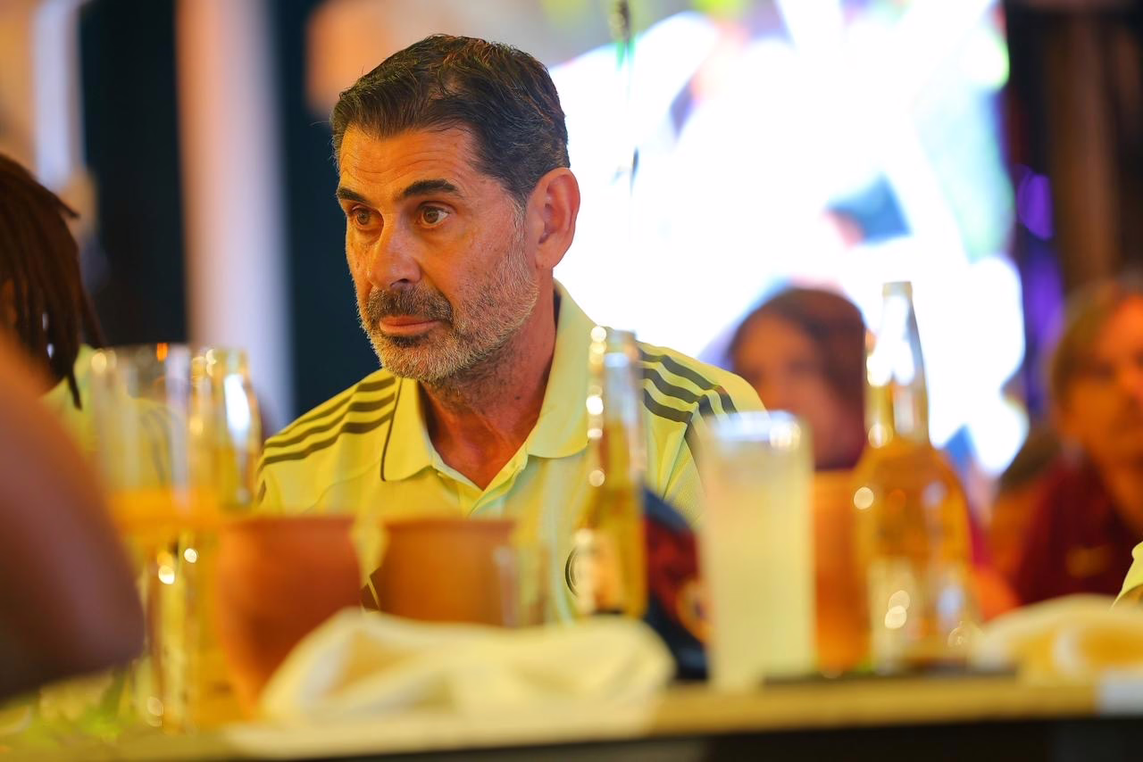 Íconos del Barcelona y Real Madrid comparten una cena en Zapopan.