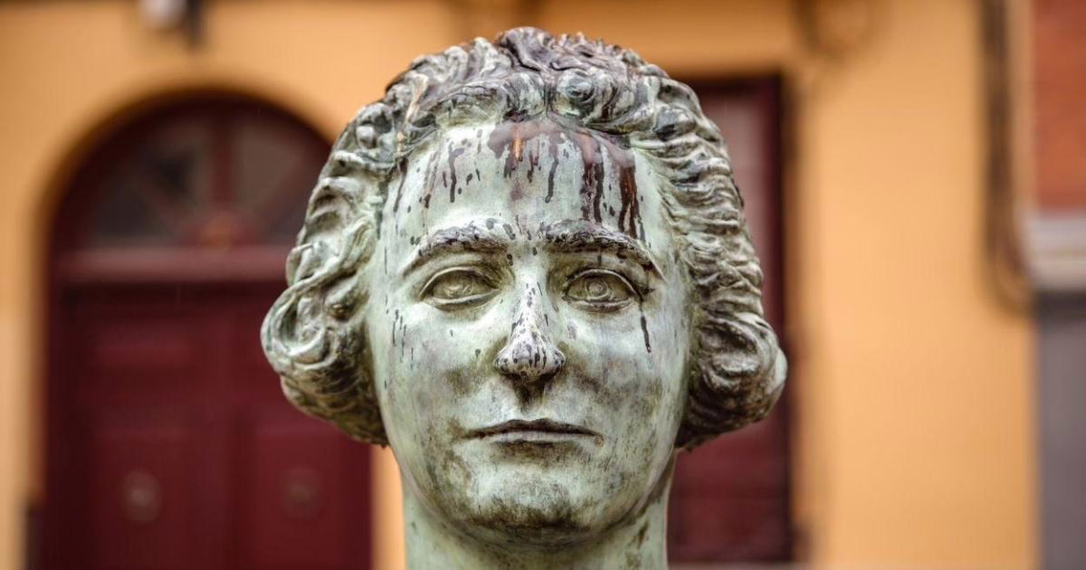 Destruyen con pintura el busto de Clara Campoamor en Madrid, horas previas al 8 de marzo.