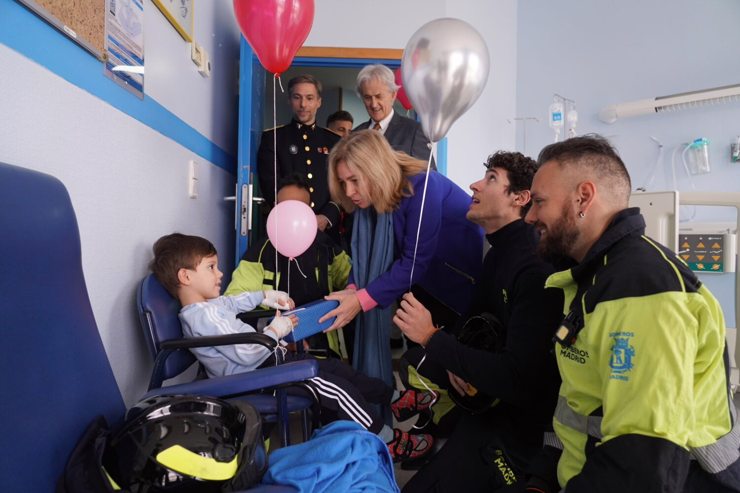 Los bomberos de Madrid conmemoran a su santo patrón junto a los niños hospitalizados en el San Rafael.