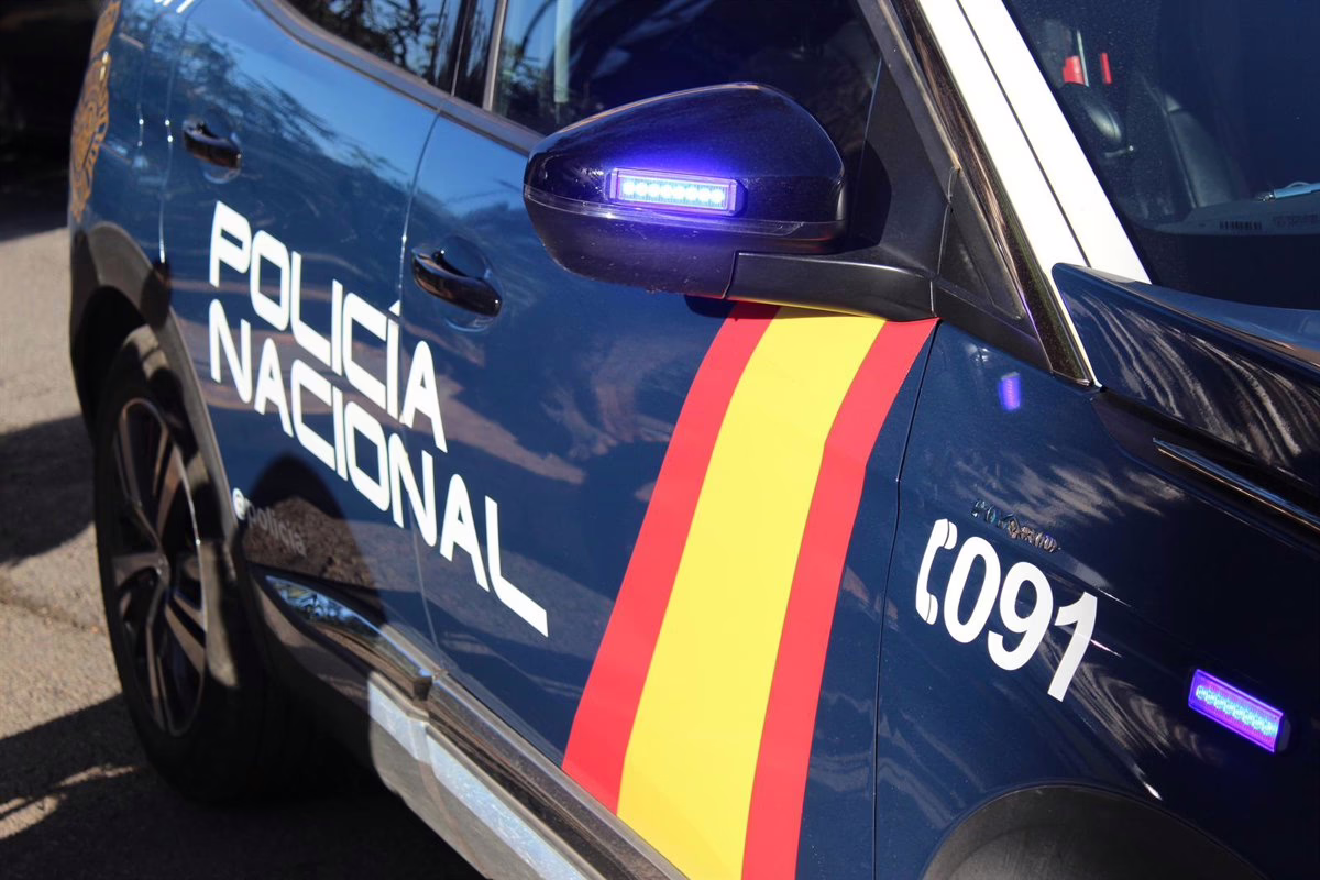 Capturado 'in fraganti' un hombre que intentaba prender fuego a varios contenedores en Carabanchel.