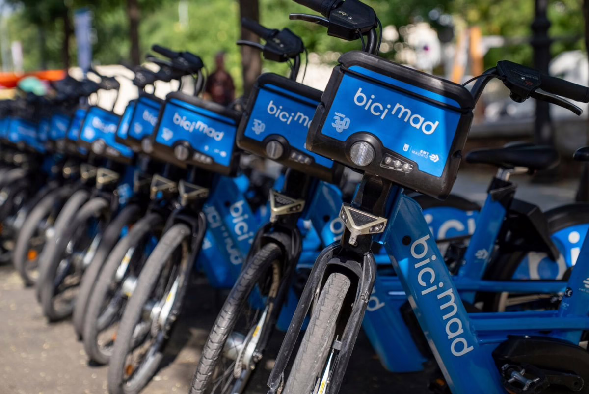 Veinte estaciones de Bicimad en seis distritos se integrarán a la red, con planes de expandirse a Pozuelo durante el verano.