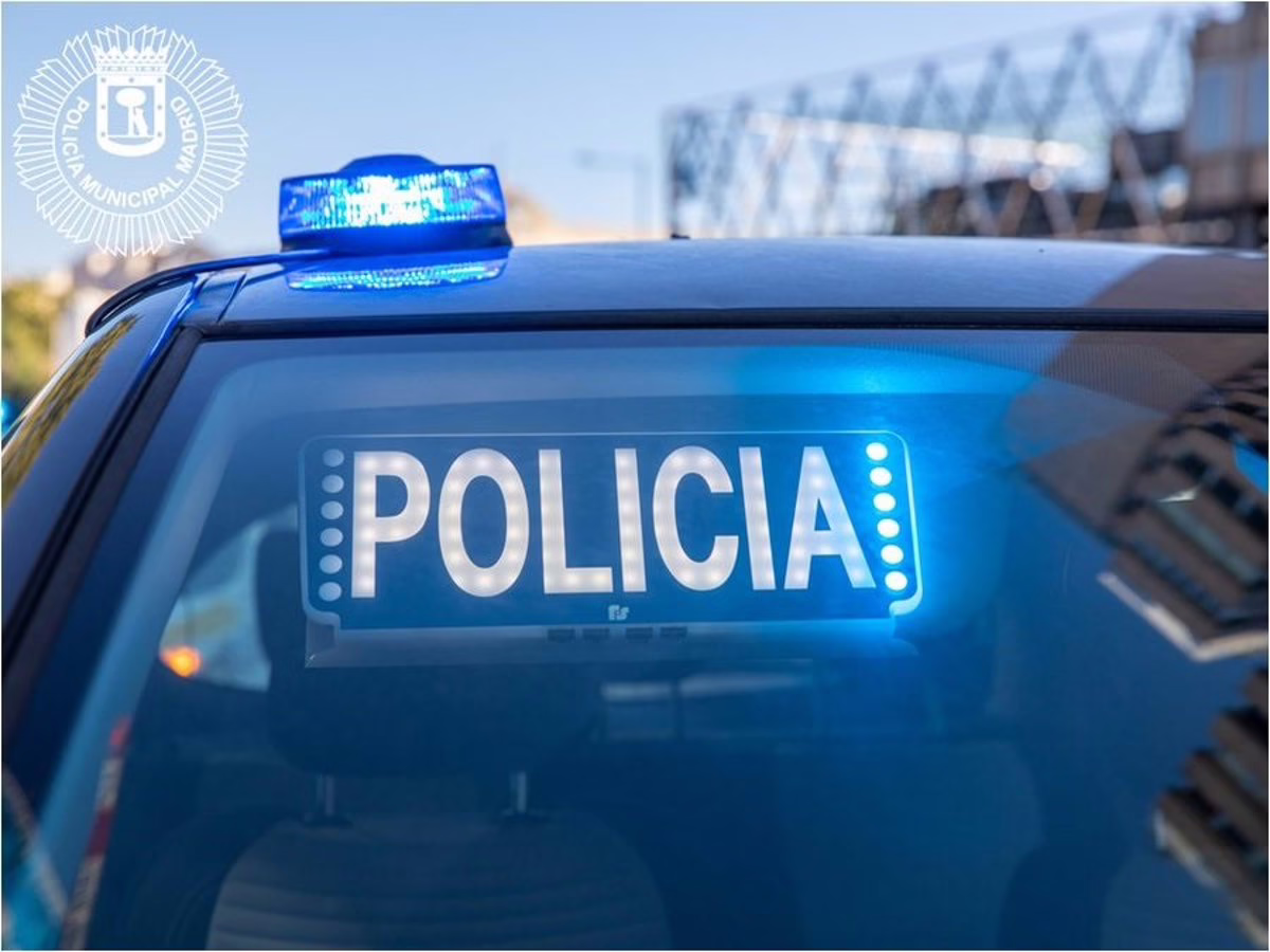 Arrestado en Vallecas por ocultar 10 gramos de cocaína en distintos compartimentos de su vehículo.