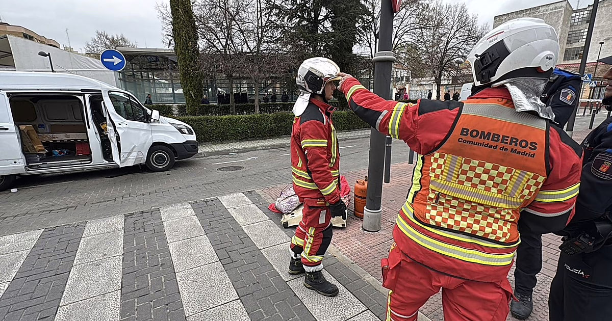 Un vendedor ambulante sufre quemaduras severas tras la explosión de un cilindro en la furgoneta donde pernoctaba.