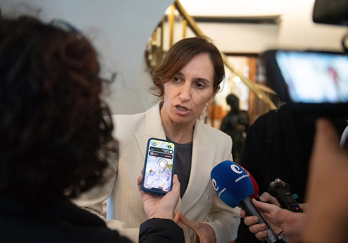 Mónica García se rinde ante los médicos, pero no logra detener la huelga.